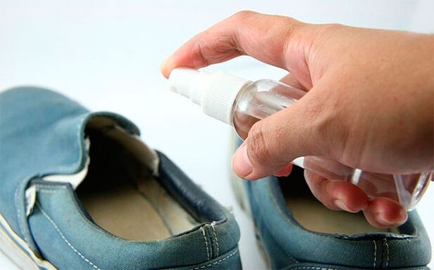 Κατά τη διάρκεια της θεραπείας του μύκητα, τα παπούτσια πρέπει να αντιμετωπίζονται με ειδικό διάλυμα. 