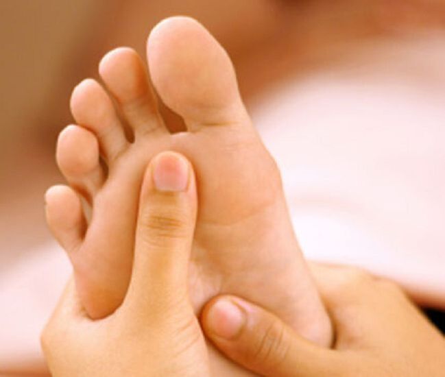 Μια μυκητιασική λοίμωξη εκδηλώνεται κυρίως με το ξεφλούδισμα του δέρματος στα πόδια και τον κνησμό. 