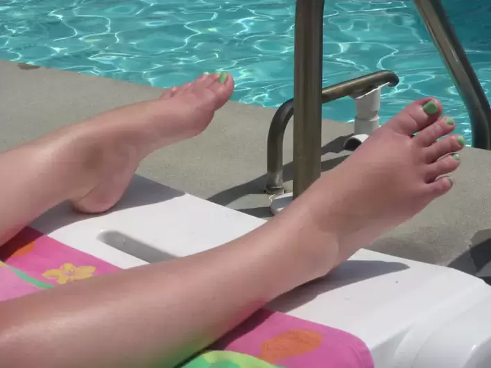Πόδια χωρίς μύκητα δίπλα στην πισίνα